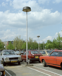 118602 Afbeelding van een lantaarnplaal op de parkeerplaats aan de Tiberdreef te Utrecht.
